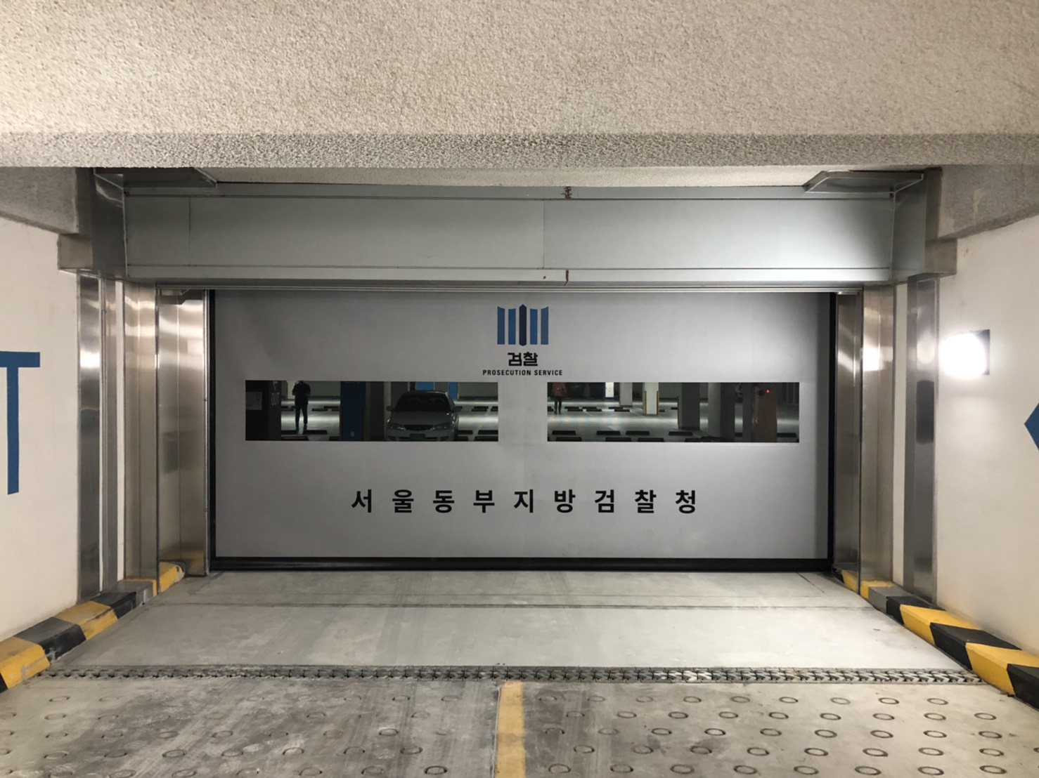 외부 충격으로부터 자동 복구가 가능한 산업용 자동문