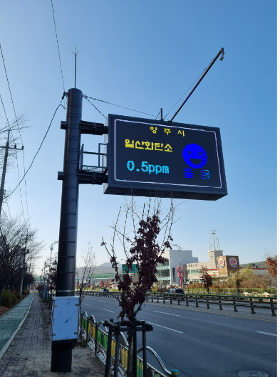 표출상태를 감시하며 주변환경에 능동적으로 대응하는 LED전광판