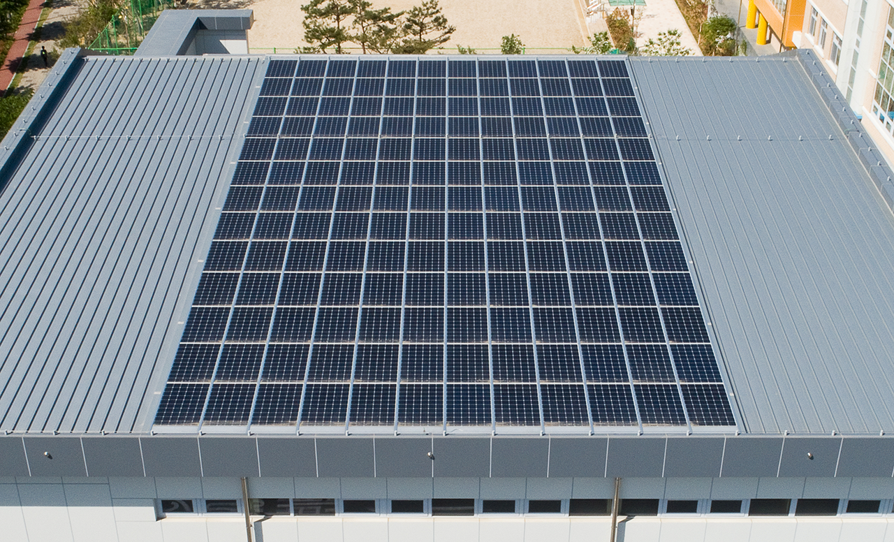 보강 가이드레일과 다기능 복합프레임바를 이용한 태양광발전 모듈 일체형 패널지붕 시공방법